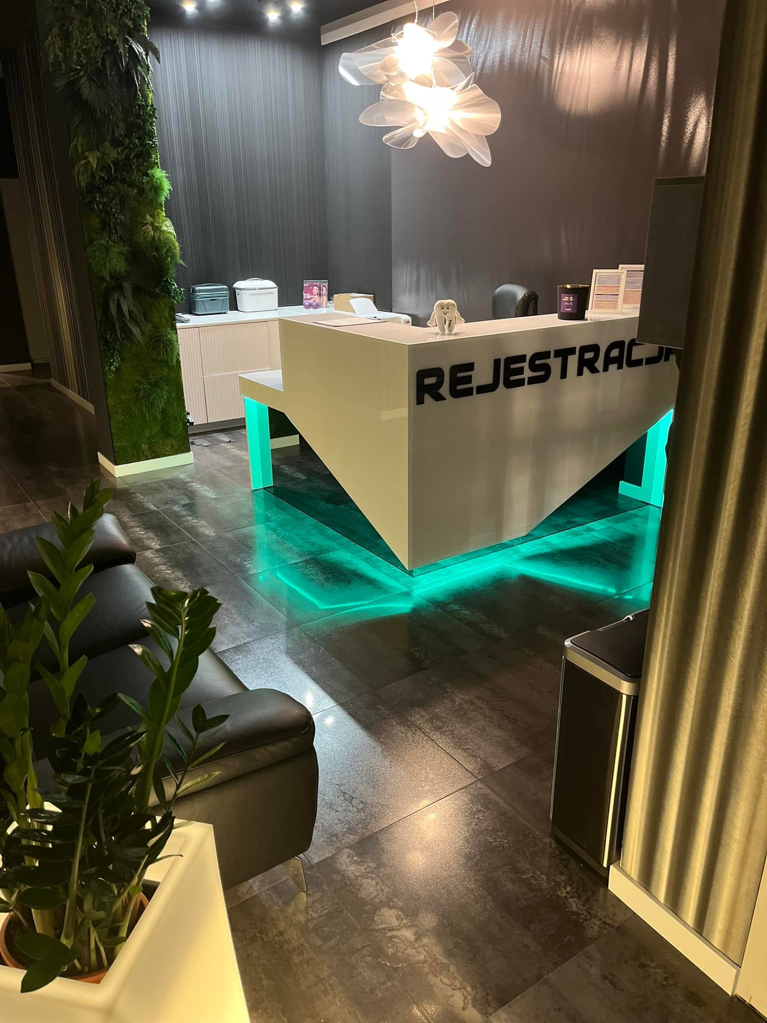 Recepcja kliniki Prima i Denti z podświetleniem LED